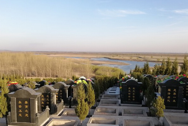 沈阳圣河山墓园的绿色安葬方式有：草坪葬、基督葬、松柏葬